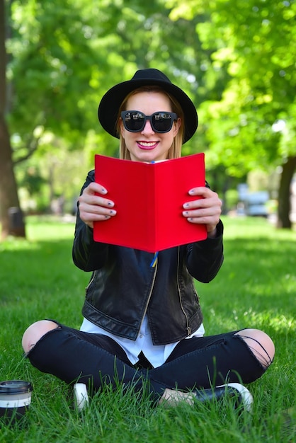 Ragazza hipster con il libro