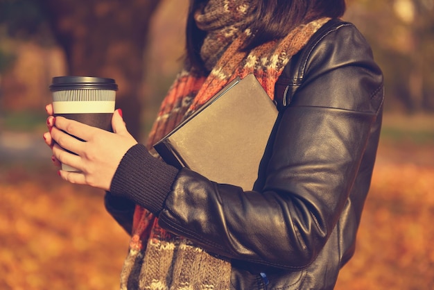 Ragazza hipster con il libro