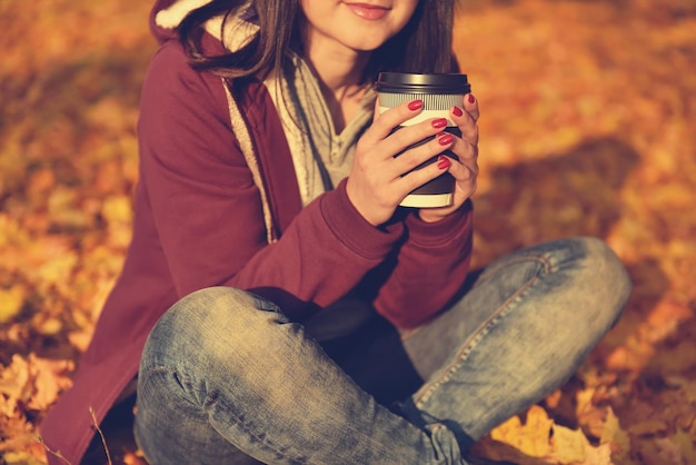 Ragazza hipster con una tazza di caffè