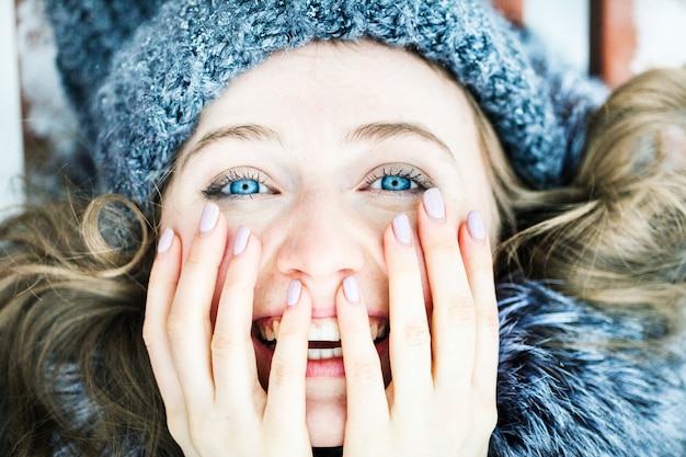 Ragazza in abiti invernali