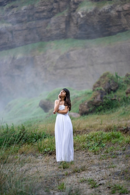 Ragazza in abito bianco in un bel paesaggio