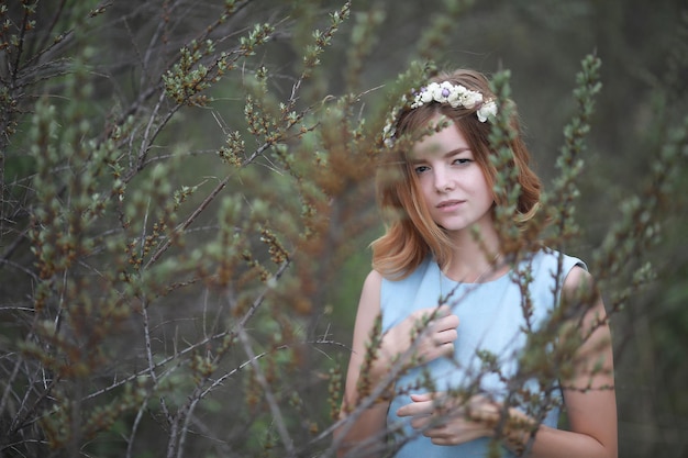 Ragazza in abito blu nel parco verde