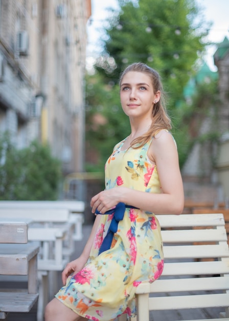 Ragazza in abito in posa nella città vecchia in estate. Bella donna bionda