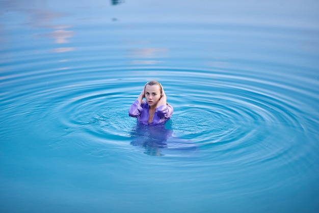 ragazza in abito si bagna nel lago