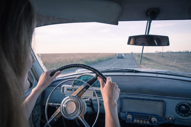 Ragazza in auto retrò