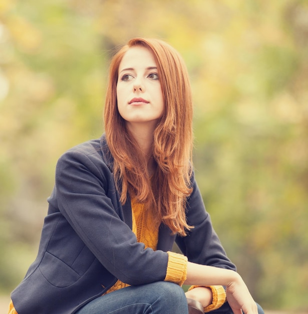 Ragazza in autunno all'aperto