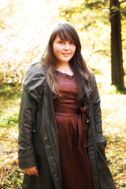 Ragazza in autunno parco