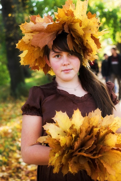 Ragazza in autunno parco