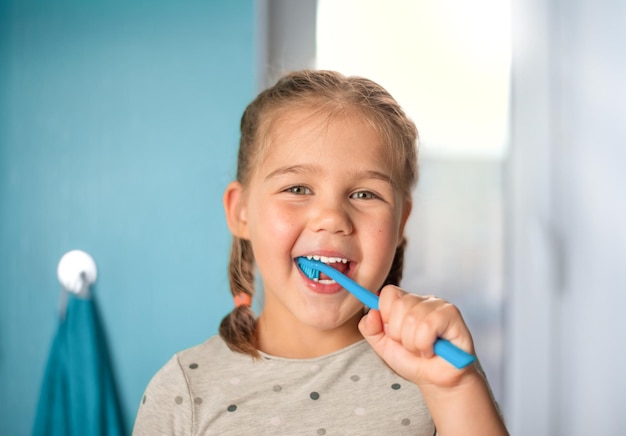 ragazza in bagno che si lava i denti