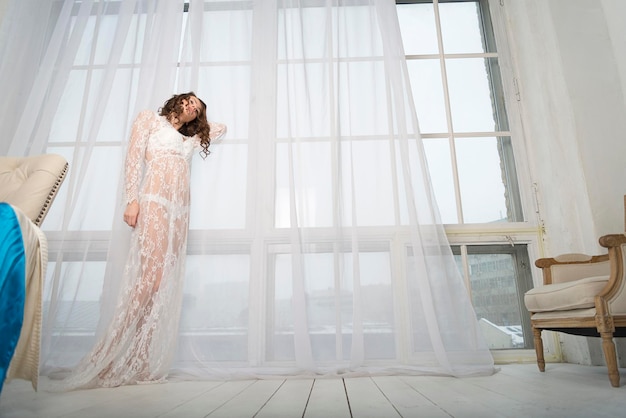 Ragazza in bianco alla finestra