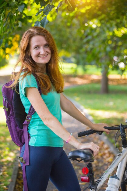 Ragazza in bicicletta nel parco