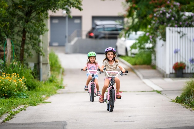 Ragazza in bicicletta sulla strada