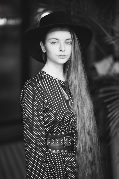 ragazza in caffè, in bianco e nero