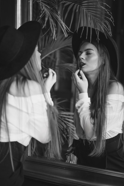 ragazza in caffè, in bianco e nero