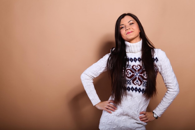 Ragazza in caldo maglione invernale con un sorriso felice