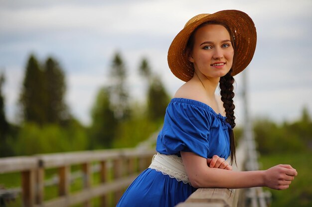 Ragazza in campagna la sera