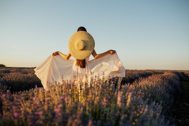 Ragazza in campo di lavanda in fiore.