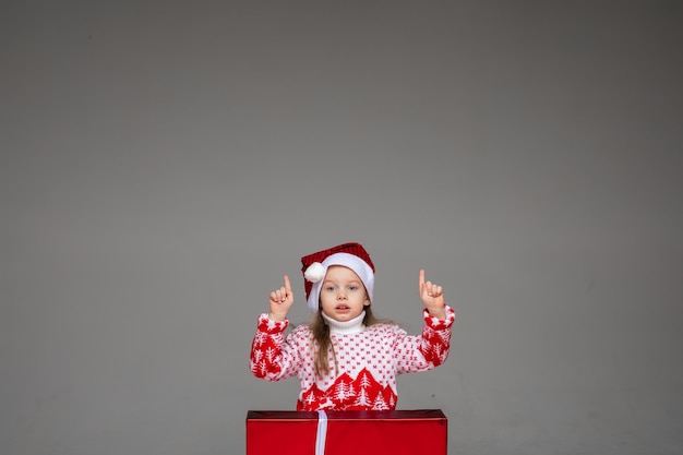 Ragazza in cappello della Santa che ha un'idea