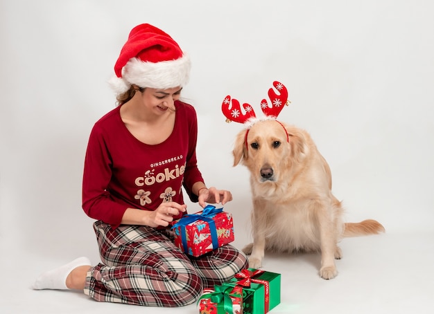 ragazza in cappello di Babbo Natale con cane labrador