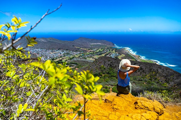 ragazza in cappello gode del panorama di oahu dalla cima del famoso sentiero ferroviario del cratere koko, hawaii