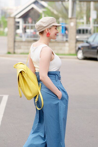 Ragazza in cappello quadrato