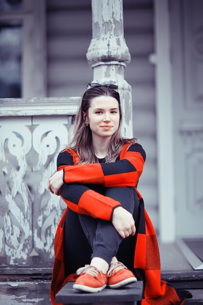 ragazza in cappotto outdoor / autunno foto modello ragazza adulta in posa nel parco, ragazza in cappotto con i capelli lunghi