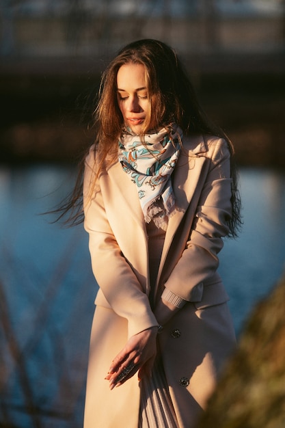 Ragazza in cappotto per strada