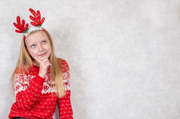 ragazza in cerchio per capelli di Natale