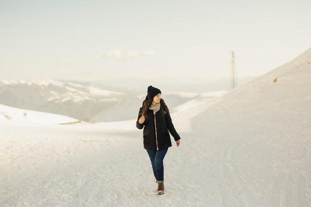 Ragazza in cima alle montagne innevate.