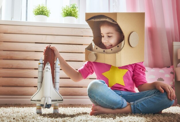 Ragazza in costume da astronauta