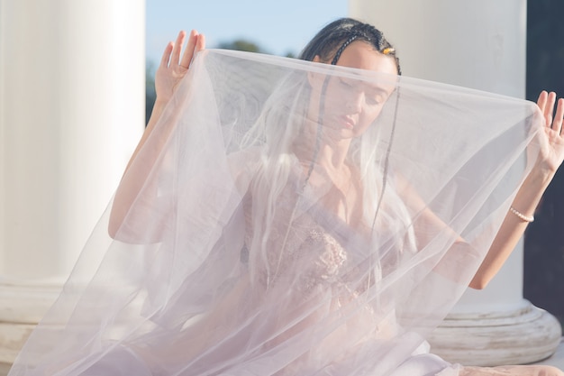 Ragazza in costume di danza del ventre sullo sfondo delle colonne del tempio. Foto di alta qualità