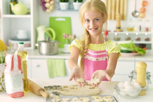 Ragazza in cucina che fa i biscotti