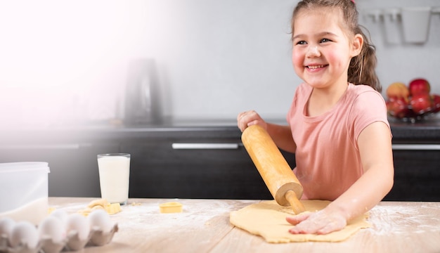 ragazza in cucina che prepara la pasta per i biscotti