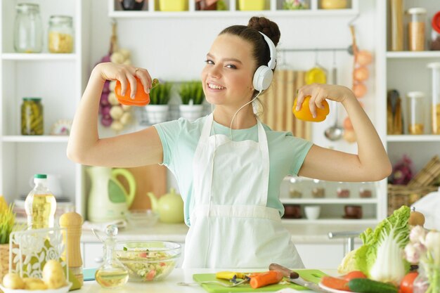 Ragazza in cucina cuoca da mangiare