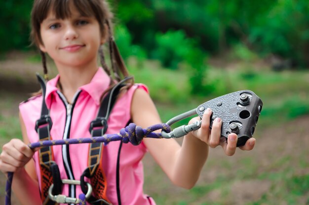 Ragazza in equipaggiamento di sicurezza