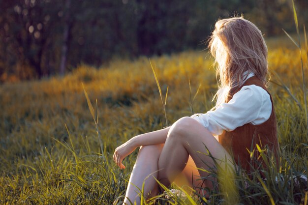 ragazza in estate nel campo