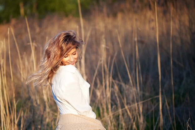 ragazza in estate nel campo