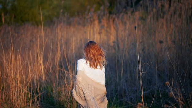 ragazza in estate nel campo