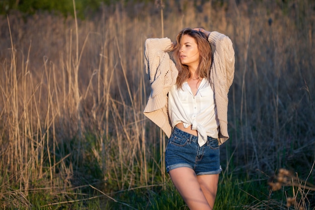 ragazza in estate nel campo