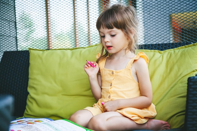 Ragazza in età prescolare che studia a casa