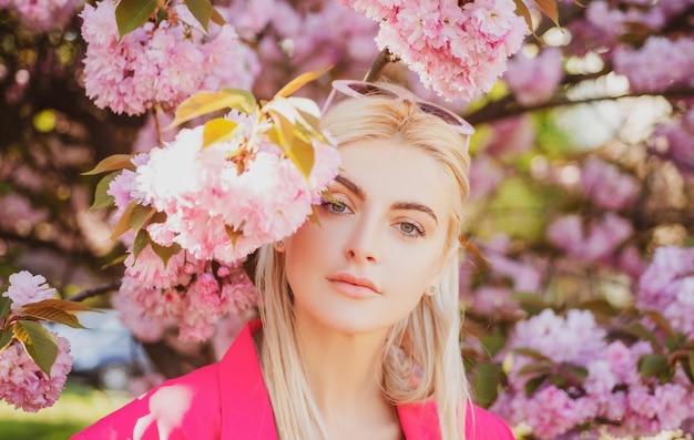 Ragazza in fiori ritratto di bella ragazza in un frutteto di ciliegi in fiore