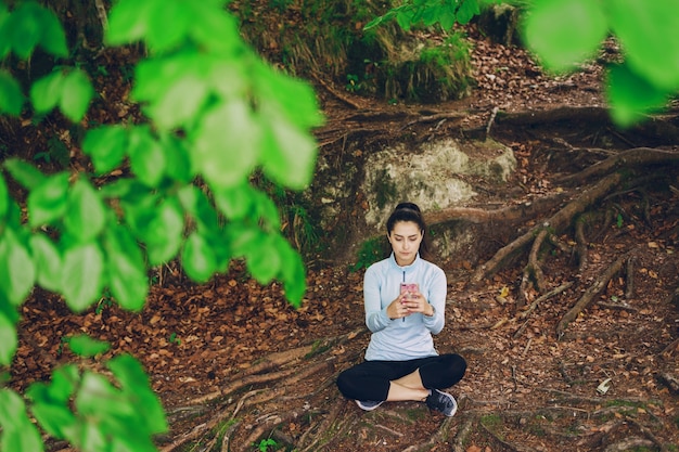 Ragazza in foresta