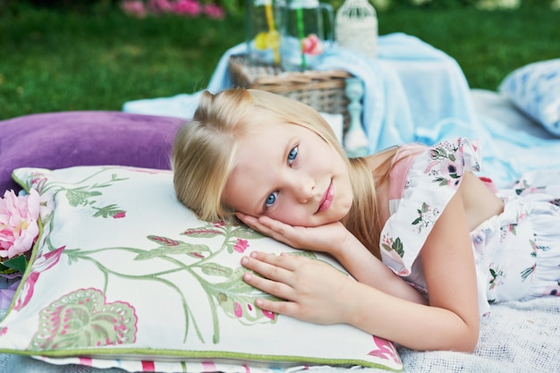 ragazza in giardino a un pic-nic in estate