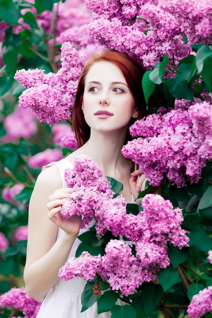 Ragazza in giardino lilla nella primavera