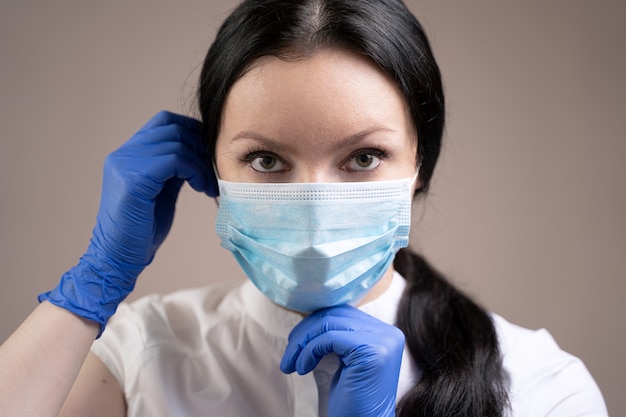 Ragazza in guanti che indossa una maschera