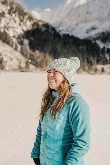 Ragazza in inverno. Montagne negli inverni. Natura innevata. Rilassati per le persone. Tempo libero.