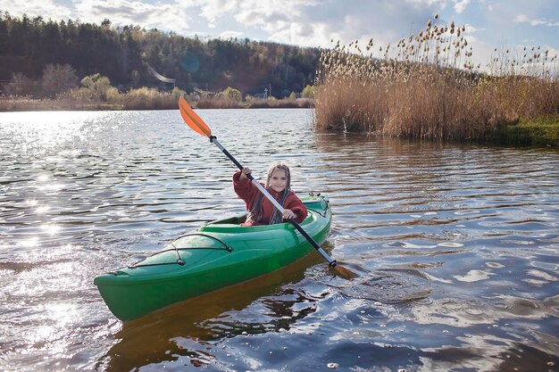 Ragazza in kayak sul fiume