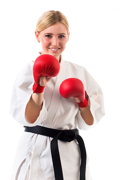 Ragazza in kimono per karate e guantoni da boxe