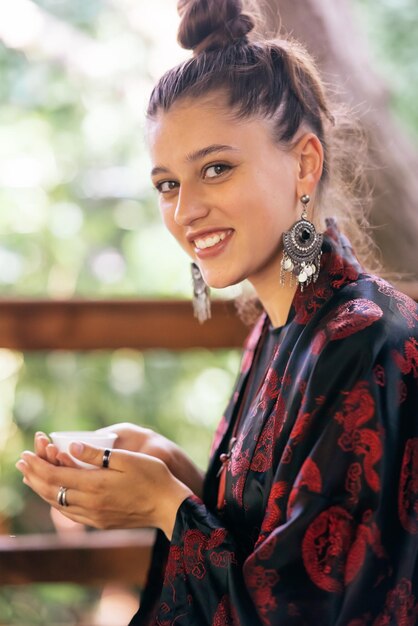 Ragazza in kimono tradizionale con tè