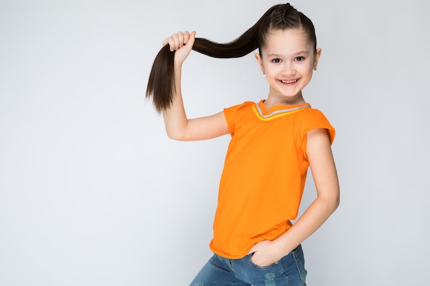 Ragazza in maglietta arancione e blue jeans